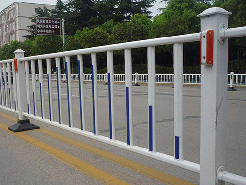 道路中央隔離護欄